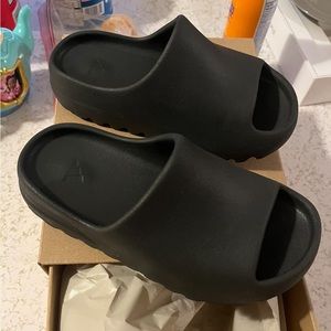 Yeezys slides for kids size 2